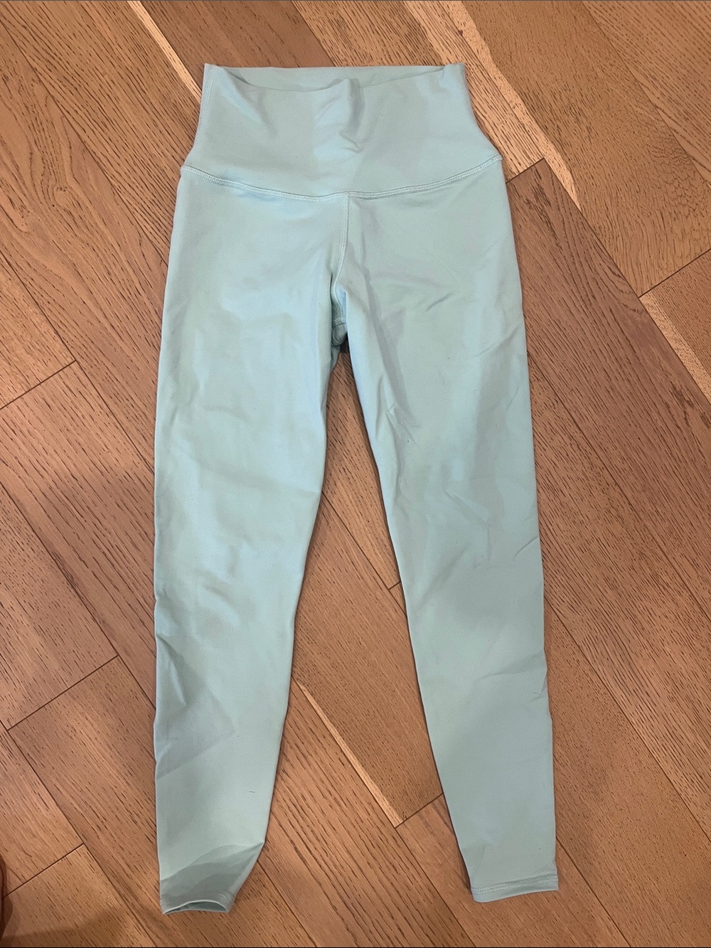 matching set! alo Airbrush Leggings and matching bra in Honeydew size XS